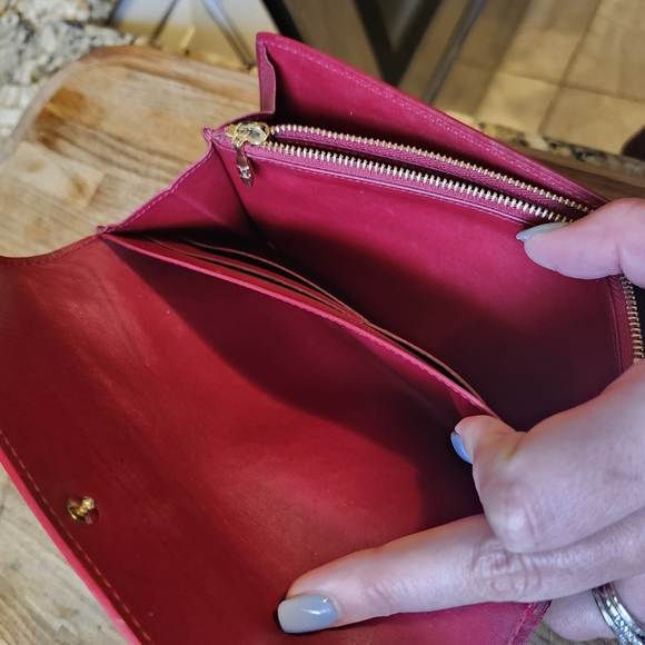 Authentic LOUIS VUITTON VERNIS RED WALLET - Picture 6 of 13